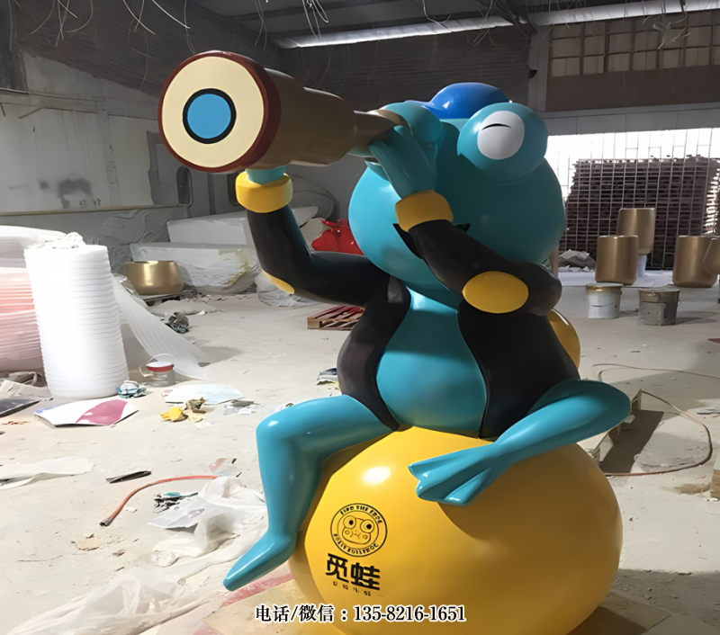 用望遠鏡眺望遠方的卡通青蛙雕塑 用望遠鏡眺望遠方的卡通青蛙雕塑
