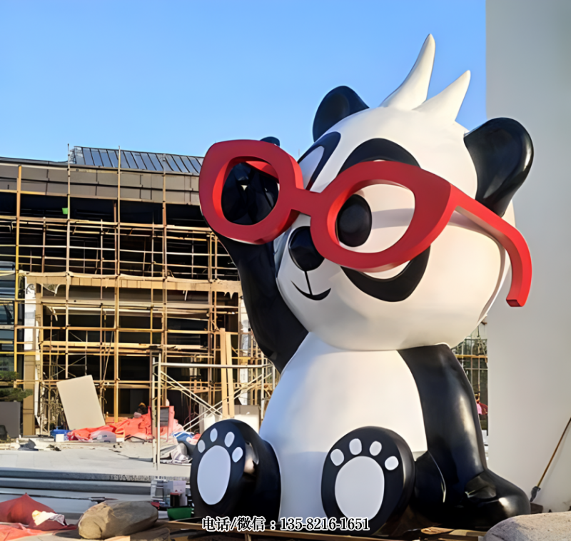 戴眼鏡坐地上的卡通熊貓IP公仔 戴眼鏡坐地上的卡通熊貓IP公仔