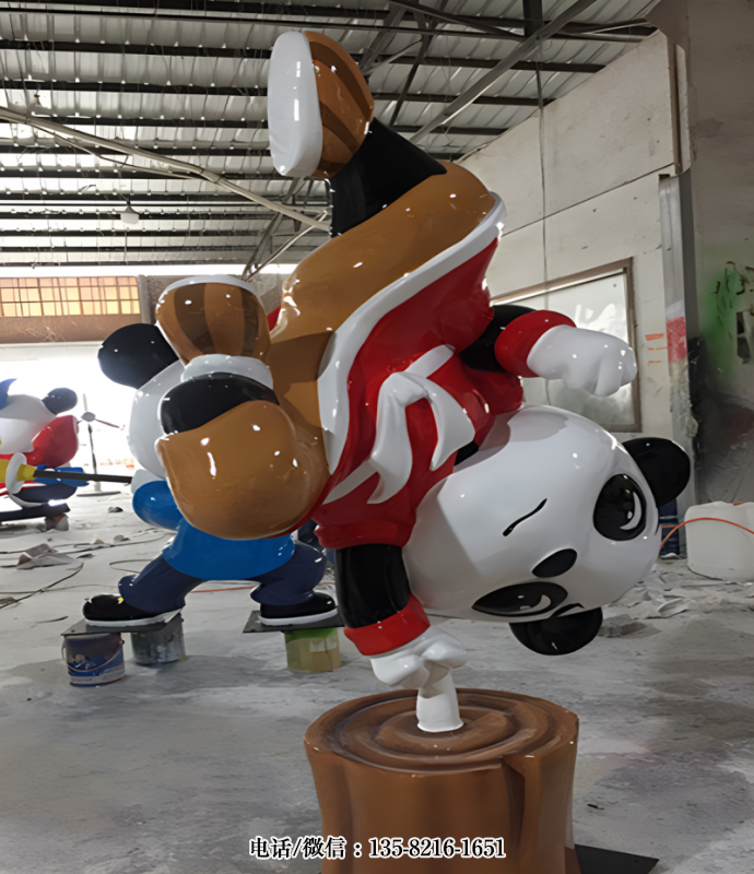 練一指禪的卡通熊貓雕塑 練一指禪的卡通熊貓雕塑