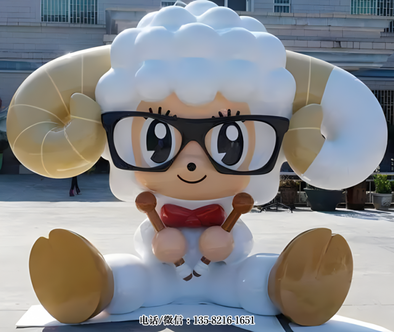 戴眼鏡坐地上的卡通綿羊雕塑 戴眼鏡坐地上的卡通綿羊雕塑