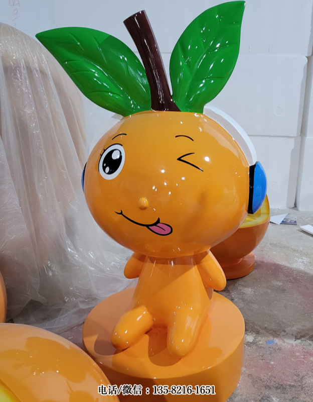 坐地上的卡通橘子公仔 坐地上的卡通橘子公仔