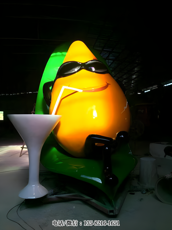 喝冷飲的卡通芒果雕塑公仔 喝冷飲的卡通芒果雕塑公仔